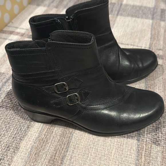 CLARKS Leather ankle boot , size 7W - Picture 2 of 14
